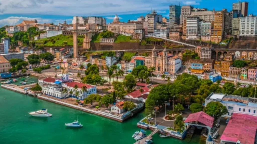 A primeira capital do Brasil, que abriga o maior conjunto arquitetônico colonial da América Latina e é considerada o coração da cultura afro-brasileira 1 A primeira capital do Brasil, que abriga o maior conjunto arquitetônico colonial da América Latina e é considerada o coração da cultura afro-brasileira