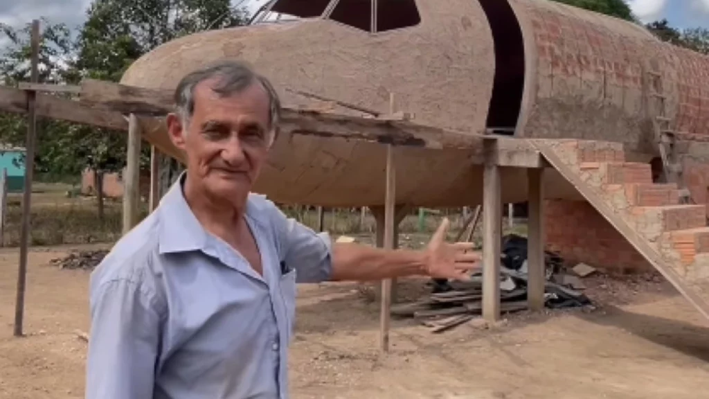 Aposentado leva paixão pela aviação a outro nível e constrói casa-avião com asas, janelas e proporções realistas e local vira ponto turístico 1 Aposentado leva paixão pela aviação a outro nível e constrói casa-avião com asas, janelas e proporções realistas e local vira ponto turístico