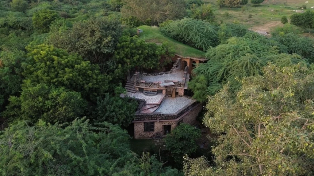 Casa erguida em pedreira com barro, pedra e madeira impressiona pelas enormes paredes, coleta de chuva, reutilização de água e transforma resíduos em compostagem 1 Casa erguida em pedreira com barro, pedra e madeira impressiona pelas enormes paredes, coleta de chuva, reutilização de água e transforma resíduos em compostagem