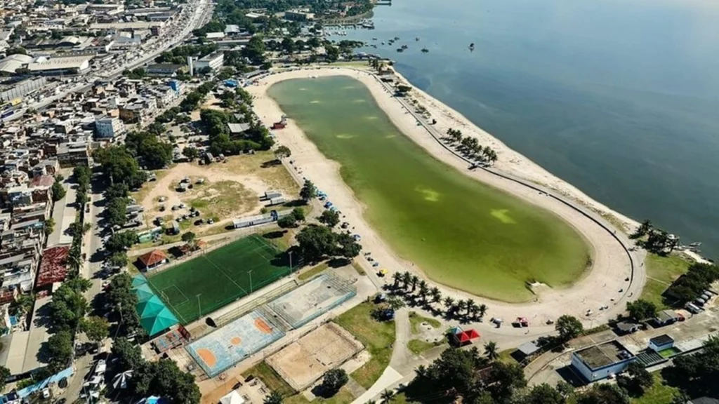 Piscinão de Ramos: o lago artificial de 30 milhões de litros que virou o balneário mais popular do Brasil, atraindo 60 mil pessoas em um único fim de semana 1 Piscinão de Ramos: o lago artificial de 30 milhões de litros que virou o balneário mais popular do Brasil, atraindo 60 mil pessoas em um único fim de semana