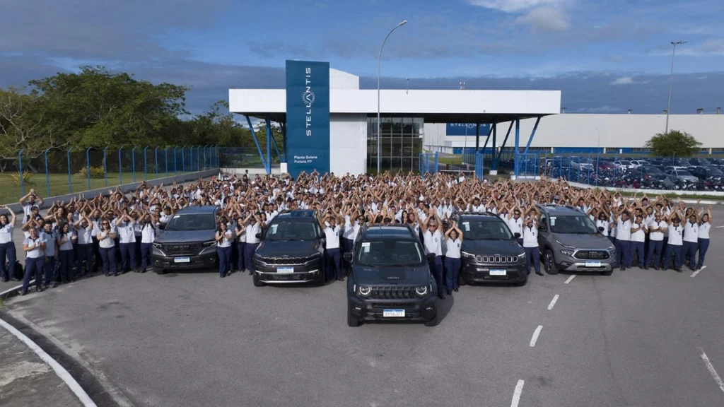 Produzindo mil carros por dia com IA e 5G, a fábrica mais moderna da Stellantis no mundo fica em Pernambuco e exporta o software que comanda veículos na Europa e nos EUA 1 Produzindo mil carros por dia com IA e 5G, a fábrica mais moderna da Stellantis no mundo fica em Pernambuco e exporta o software que comanda veículos na Europa e nos EUA