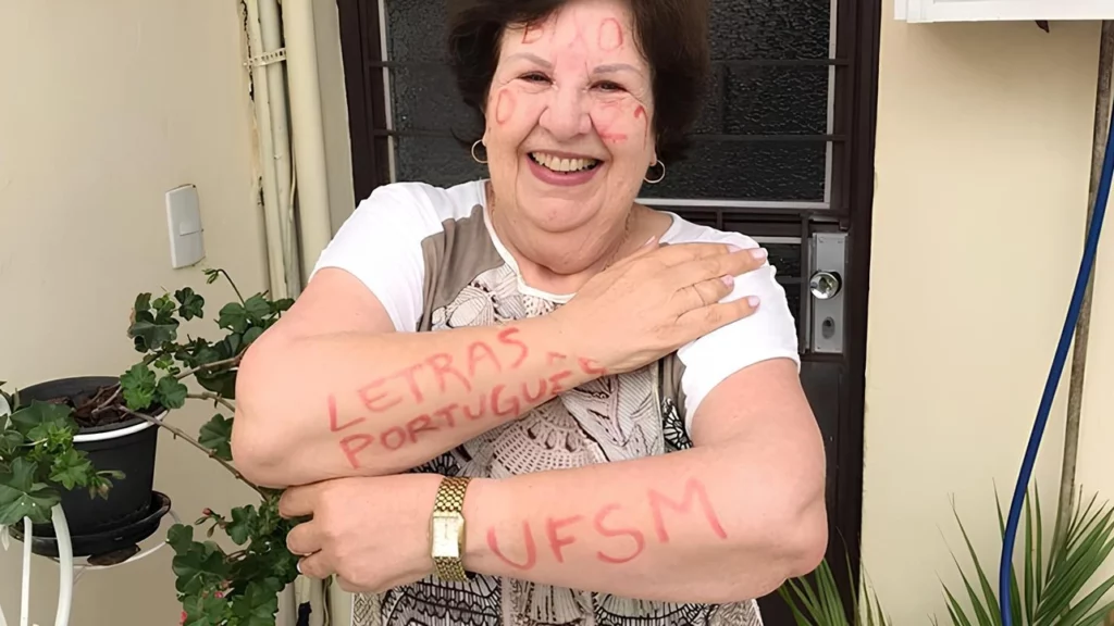 Aos 72 anos, idosa que concluiu o ensino médio aos 66 foi aprovada em 2º lugar em universidade federal e transformou uma vida inteira de adiamentos em uma conquista histórica na educação brasileira 1 Aos 72 anos, idosa que concluiu o ensino médio aos 66 foi aprovada em 2º lugar em universidade federal e transformou uma vida inteira de adiamentos em uma conquista histórica na educação brasileira