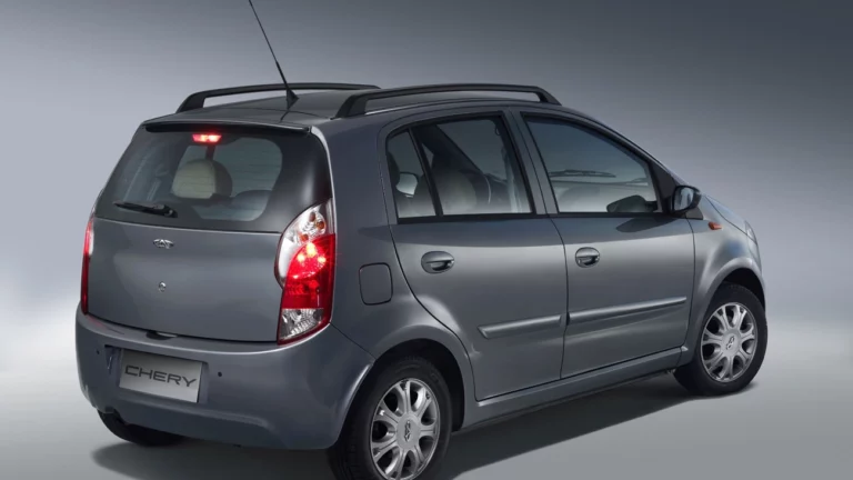 Com motor 1.3 ACTECO e consumo real na casa dos 14 km/l, este compacto chinês esquecido oferece manutenção barata e ótimo custo-benefício; conheça o Chery Face usado, o carro injustiçado que voltou ao radar
