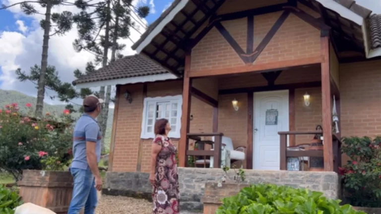 Um casal sobe 1.630 metros na Mantiqueira e revela a vida dentro de uma casa construída do zero com barro, esterco e madeira: o sítio orgânico que virou refúgio, sonho e transformação
