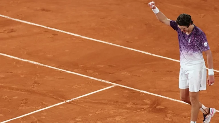 João Fonseca quebra jejum de 22 anos e vai às quartas de Roland Garros hoje