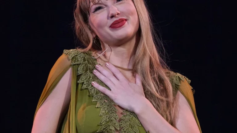 Taylor Swift presenteia jovem fã ao viralizar vídeo incrível com avião de papel